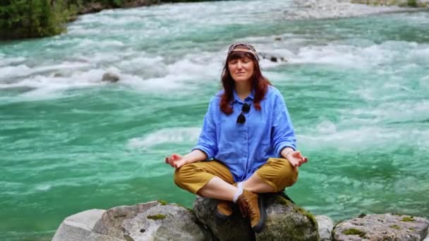 Dziewczyna Siedzi Dużym Kamieniu Medytuje Pobliżu Wodospadu Nad Górską Rzeką — Wideo stockowe