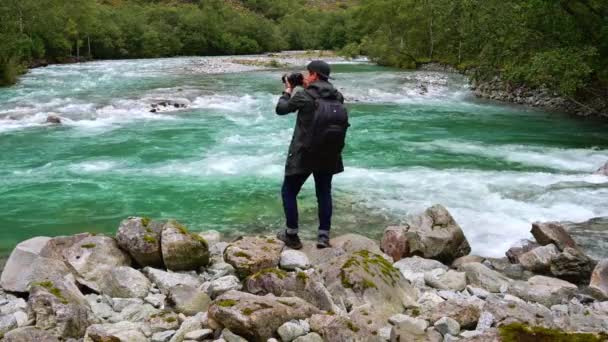 Photographe Tourne Paysage Avec Une Rivière Montagne Concept Écologie Tourisme — Video