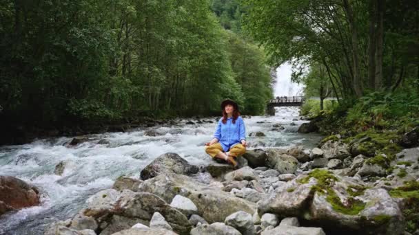 Jovem Medita Perto Cachoeira Rio Primavera Feminino Relaxar Livre — Vídeo de Stock