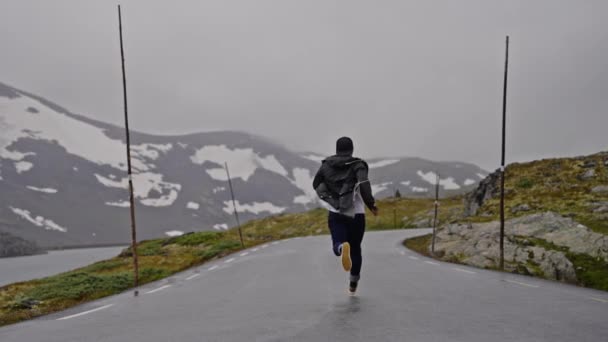 ノルウェーの道路で逃げる男 旅行ライフスタイルコンセプトアドベンチャー休暇屋外 — ストック動画