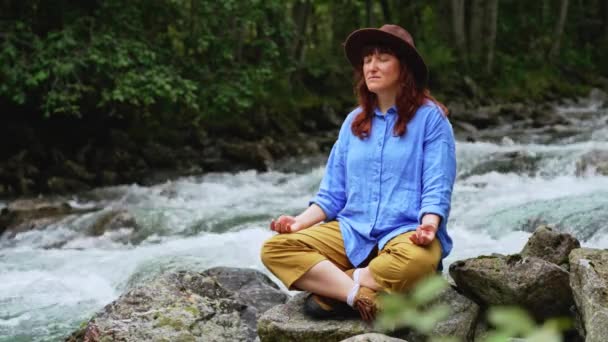 Jovem Medita Perto Cachoeira Rio Primavera Feminino Relaxar Livre — Vídeo de Stock