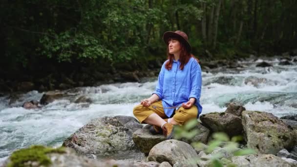 Jovem Medita Perto Cachoeira Rio Primavera Feminino Relaxar Livre — Vídeo de Stock