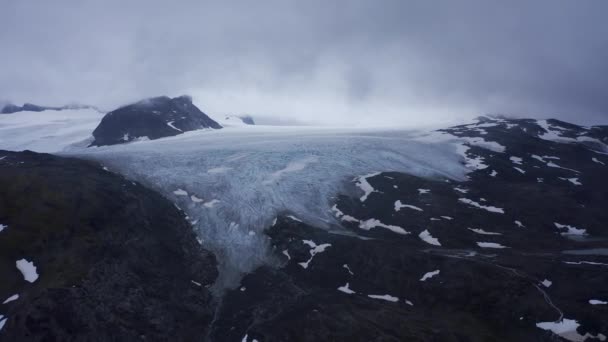 氷河の隙間から氷の舌で空中撮影 フォルゲフナ ブルー アイス氷河 ノルウェー — ストック動画