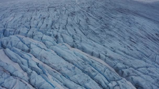 Disparo Aéreo Través Grietas Glaciales Lengua Helada Glaciar Hielo Azul — Vídeos de Stock