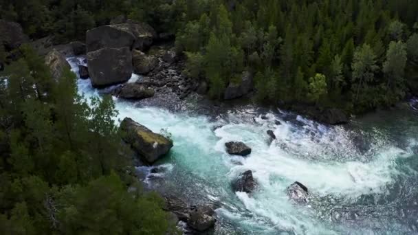 Top Pohled Silný Proud Modré Řeky Uprostřed Skalnatého Útesu Strynu — Stock video