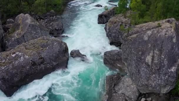 Top Pohled Silný Proud Modré Řeky Uprostřed Skalnatého Útesu Strynu — Stock video
