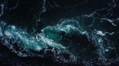 Fiyorttaki soyut su akıntılarının, akıntıların ve girdapların görüntüleri. Saltstraumen, Norveç