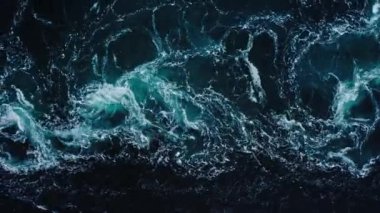 Turkuaz akım ve girdaplar Saltstraumen girdabında - yukarıdan aşağıya Saltstraumen Norveç manzarası
