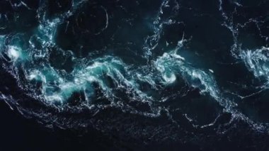 Turkuaz akım ve girdaplar Saltstraumen girdabında - yukarıdan aşağıya Saltstraumen Norveç manzarası