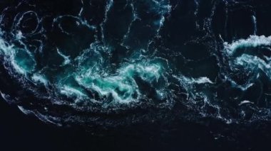 Turkuaz akım ve girdaplar Saltstraumen girdabında - yukarıdan aşağıya Saltstraumen Norveç manzarası