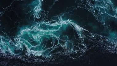 Mevcut Saltstraumen - büyük su kütlesi Fjord 'un yükselmesiyle içeri giriyor.