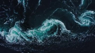 Mevcut Saltstraumen - büyük su kütlesi Fjord 'un yükselmesiyle içeri giriyor.