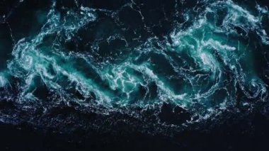 Turkuaz akım ve girdaplar Saltstraumen girdabında - yukarıdan aşağıya Saltstraumen Norveç manzarası