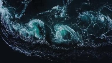 Mevcut Saltstraumen - büyük su kütlesi Fjord 'un yükselmesiyle içeri giriyor.