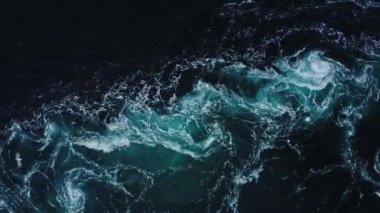4K insansız hava aracı videosu soyut ve güçlü su akıntıları, hızlı ve girdapları ve Norveç 'in Pod kentindeki girdapları kuşbakışı görüyor..