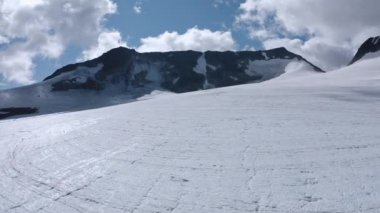 Troms og Finnmark, Norveç 'te karların üzerinde uçan drone atışı dağları kapladı