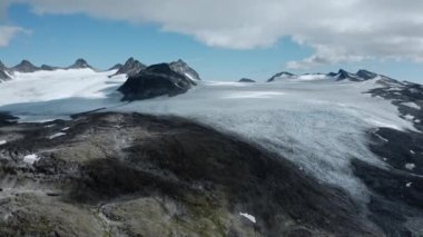 Troms og Finnmark, Norveç 'te karların üzerinde uçan drone atışı dağları kapladı