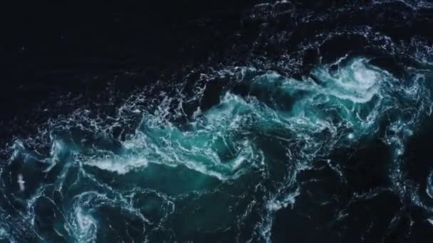 挪威波德市4K无人机视频 鸟瞰世界大型海鸥的抽象而强大的水流 急流和漩涡 — 图库视频影像
