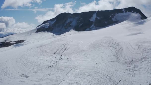 Sneeuwbergtoppen Het Uitzicht Grote Hoogte Toont Besneeuwde Piek Die Zich — Stockvideo