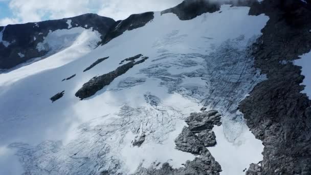 Sneeuwbergtoppen Het Uitzicht Grote Hoogte Toont Besneeuwde Piek Die Zich — Stockvideo