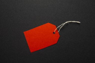 Karanlık arka planda boş etiket. Kara Cuma konsepti. Boşluğu kopyala