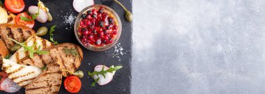 Kızılcık soslu ördek ezmesi ve çıtır ekmek. Pankart. Metin alanı, üst görünüm