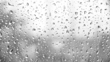 Pencere camından aşağı akan yağmur damlaları. Siyah ve beyaz