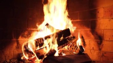 şöminede yanan odun. Ağır çekim