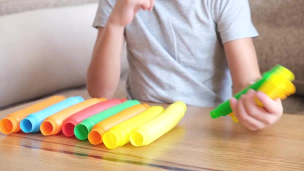 Garçon Jouer Avec Plastique Sensoriel Jouet Pop Tube — Video