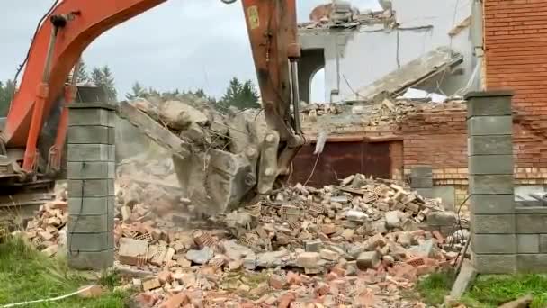 Demolizione Edifici Residenziali Escavatore Demolisce Casa — Video Stock