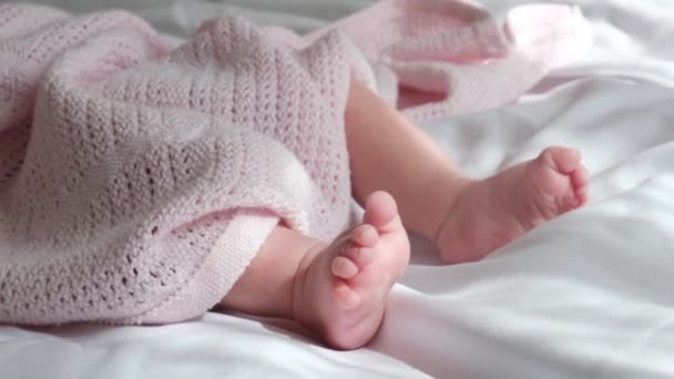 Pasgeboren Baby Voeten Een Bed Het Begrip Kindertijd — Stockvideo
