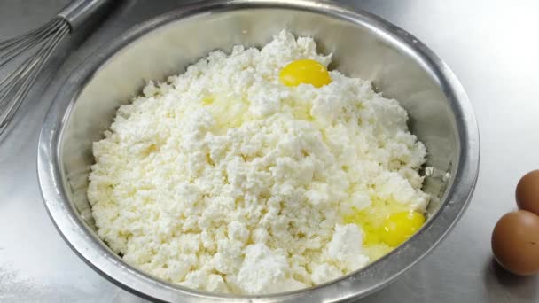 壊れた卵はカッテージチーズでボウルに落ちる 料理のコンセプト — ストック動画