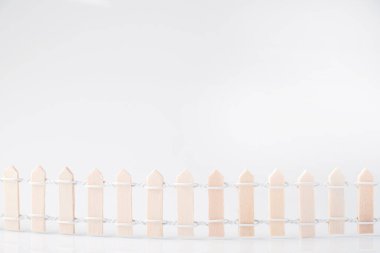 Beyaz arkaplanda küçük tahta çit, boşluğu kopyala