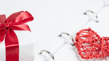 Hediye kutusu ve kırmızı kalp. Boşluğu kopyala