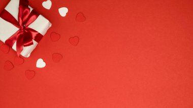 Sevgililer Günü arkaplanı hediye kutusu ve kalplerle dolu. Tatil konsepti. Üst görünüm, alanı kopyala