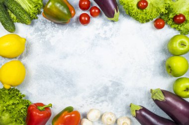 Çerçeveli taze sebzeler ve meyveler. Üst görünüm