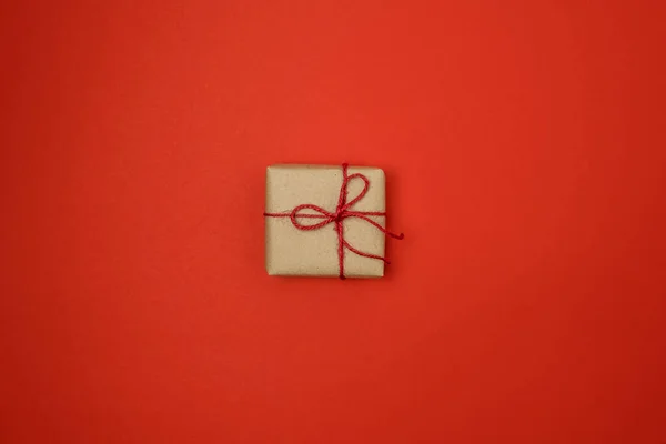 Подарункова Коробка Червоному Тлі Паперова Подарункова Коробка Вид Зверху — стокове фото