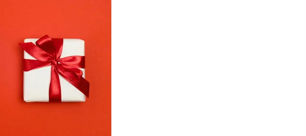 Подарункова Коробка Червоному Тлі Пробілом Копіювання Святкуй Концепцію Вид Зверху — стокове фото