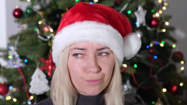 Dívka Červeném Santa Klobouku Ukazuje Emoce Koncept Vánoc Hew Year — Stock video