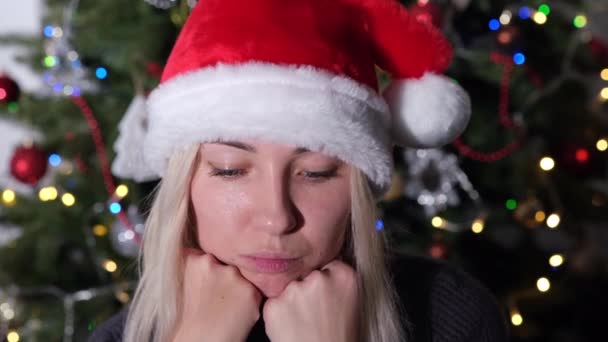 Emoties Van Een Meisje Met Een Kerstmuts Kerst Nieuwjaar Concept — Stockvideo