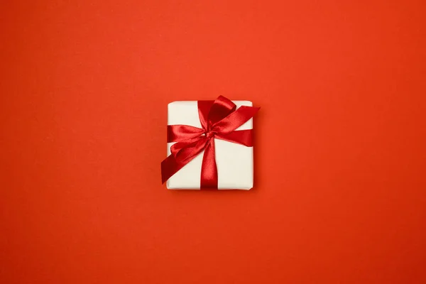 Gift Box Red Ribbon Bow Red Background Top View — Stock fotografie