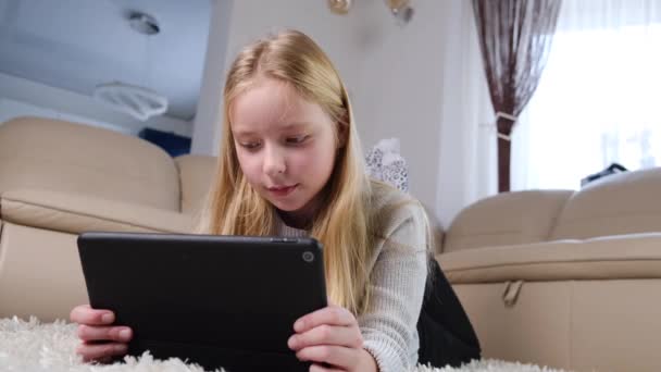 Chica Jugando Con Tableta Ipad Casa — Vídeos de Stock