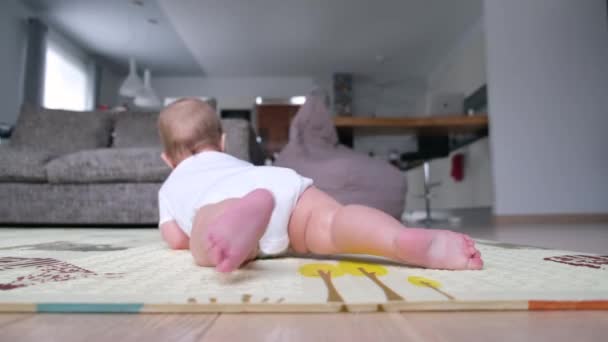 Bayi Belajar Untuk Merangkak Bawah Masa Kecil — Stok Video