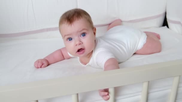 Βρέφος Μωρό Ξαπλωμένο Στο Στομάχι Και Χαμογελώντας — Αρχείο Βίντεο