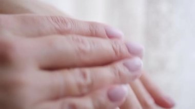 Eline krem süren bir kadın. Cilt bakımı kavramı