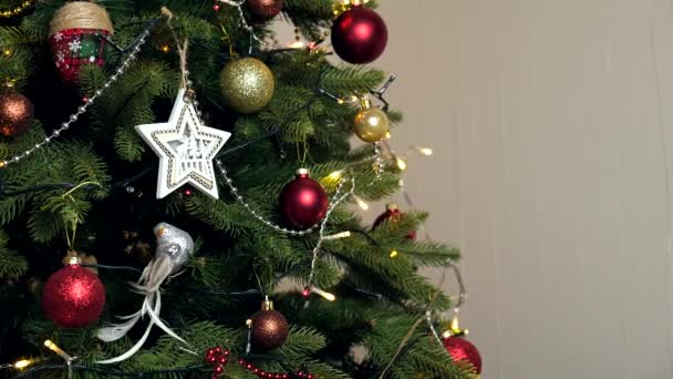 Dekorativer Weihnachtsbaum Mit Spielzeug Und Leuchtenden Girlanden Textraum — Stockvideo