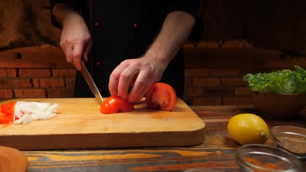 Der Koch Schneidet Rote Tomaten Mit Einem Messer — Stockvideo