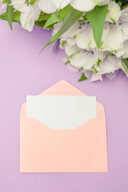 Açık zarf ve boş beyaz tebrik kartı. Üst görünüm, alanı kopyala