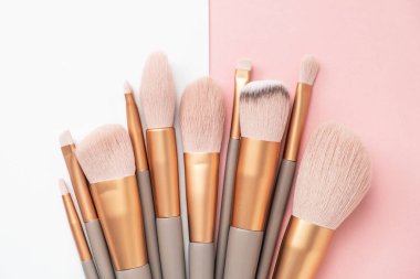 Çeşitli kozmetik fırçalar. Üst görünüm