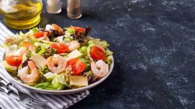 Lezzetli salata, karides, taze sebze ve peynir. Sağlıklı yiyecekler. Boşluğu kopyala